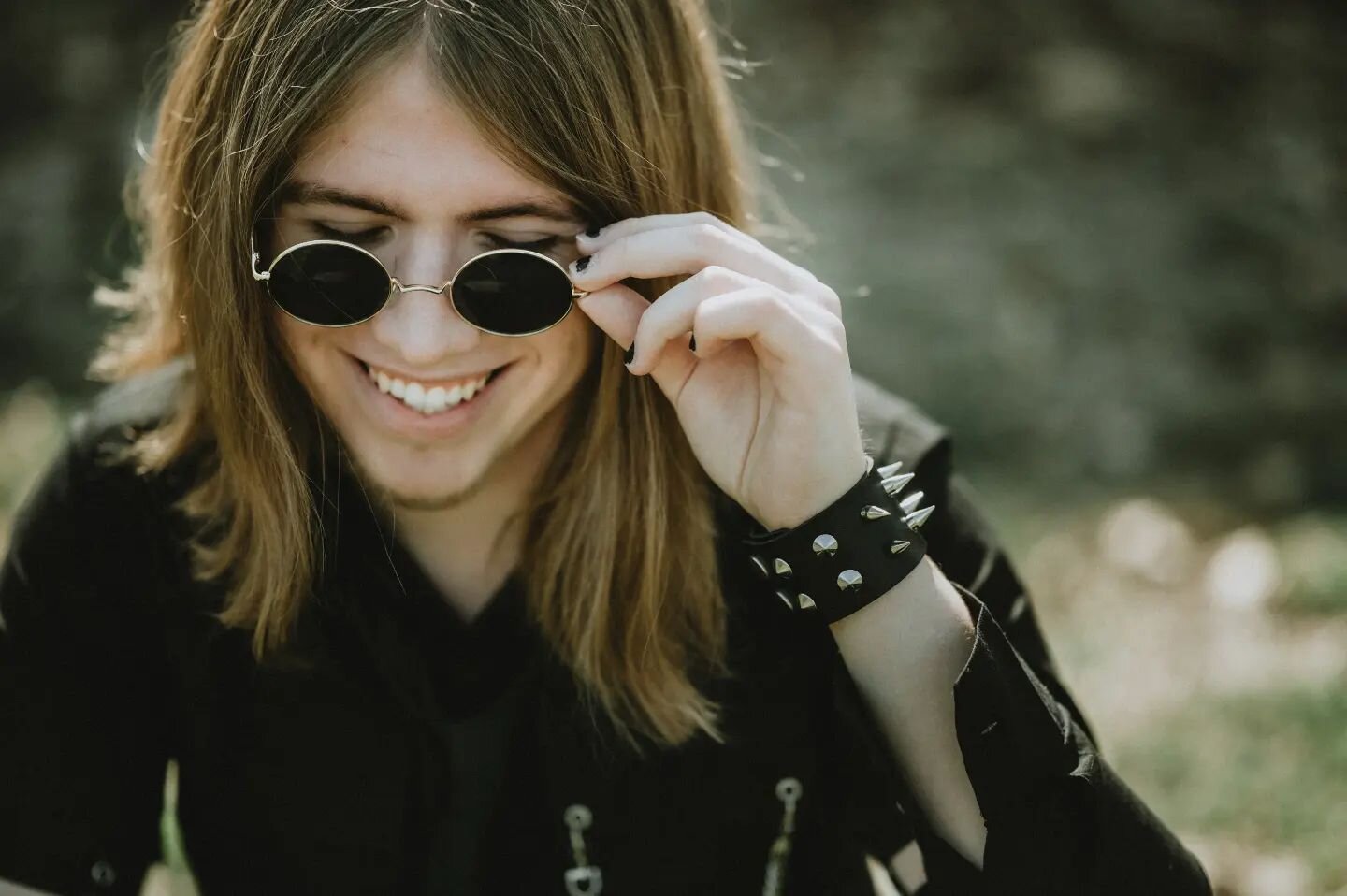 E was channeling his inner Ozzy for his Senior Session!!

#classof2023 #indianapolisphotographer #queerphotographer #seniorphotographer