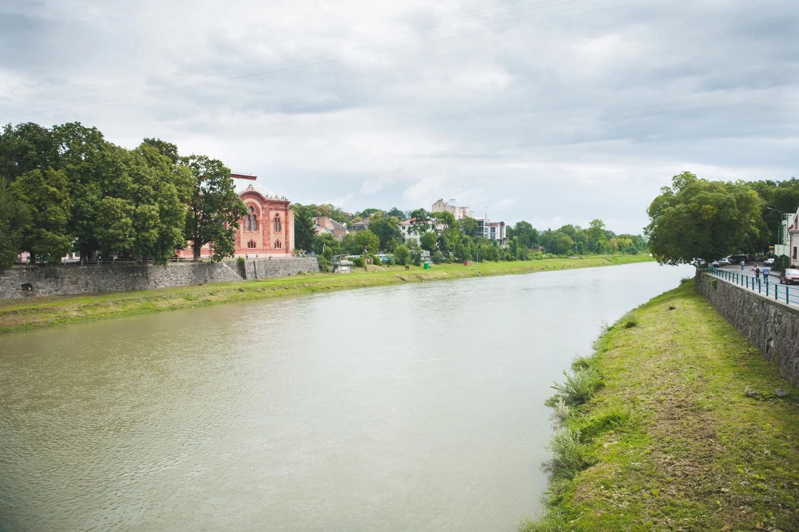 Uzh River Uzhgorod.jpg