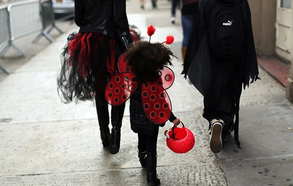 2DFD938E00000578-3298515-A_child_walks_down_a_street_in_a_Halloween_costume_as_she_and_he-a-13_1446340890748.jpg