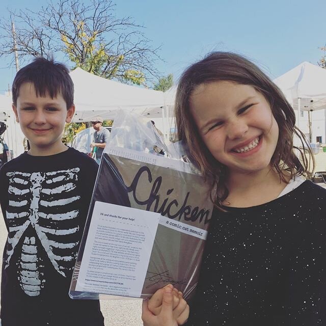 These two cuties and their lovely mom picked up the book at The Bloomfield Saturday Market. #chickenthebook #catstories #graphicmemoir #globalebookawards @teresejungle