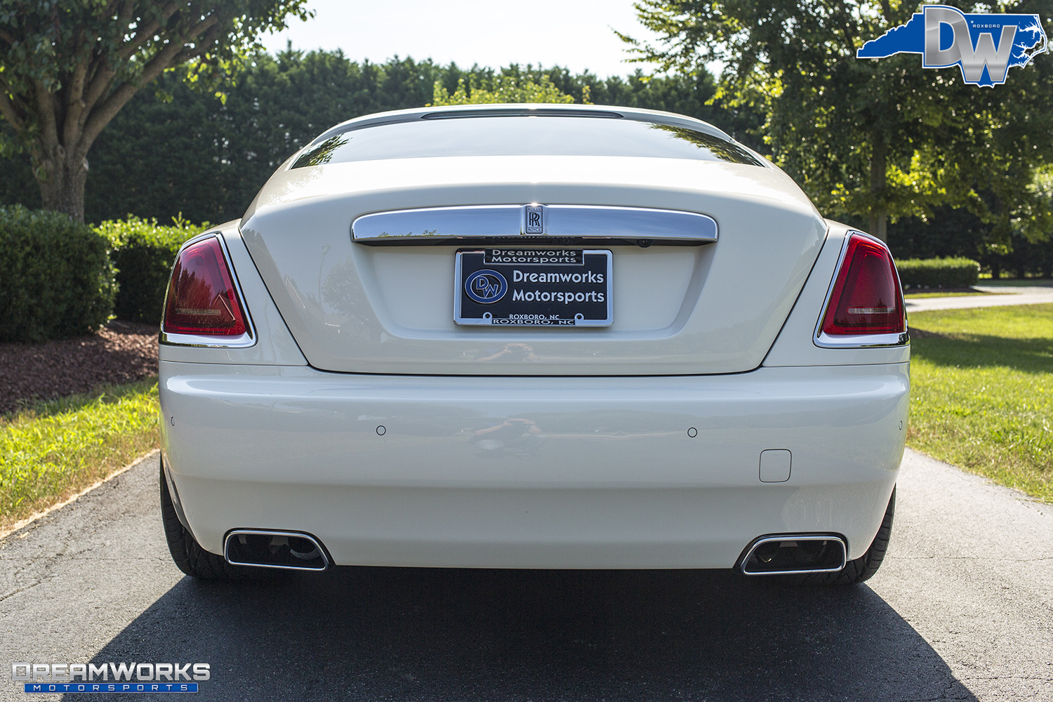 White-Wraith-Red-Interior-Dreamworks-Motorsports-16.jpg