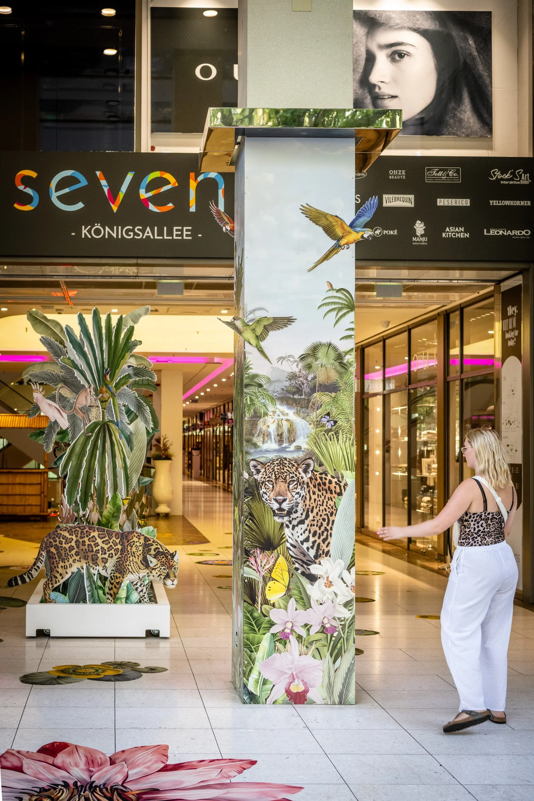 immersive-botanical-environment-panthers-jungle-sevens-04.jpg