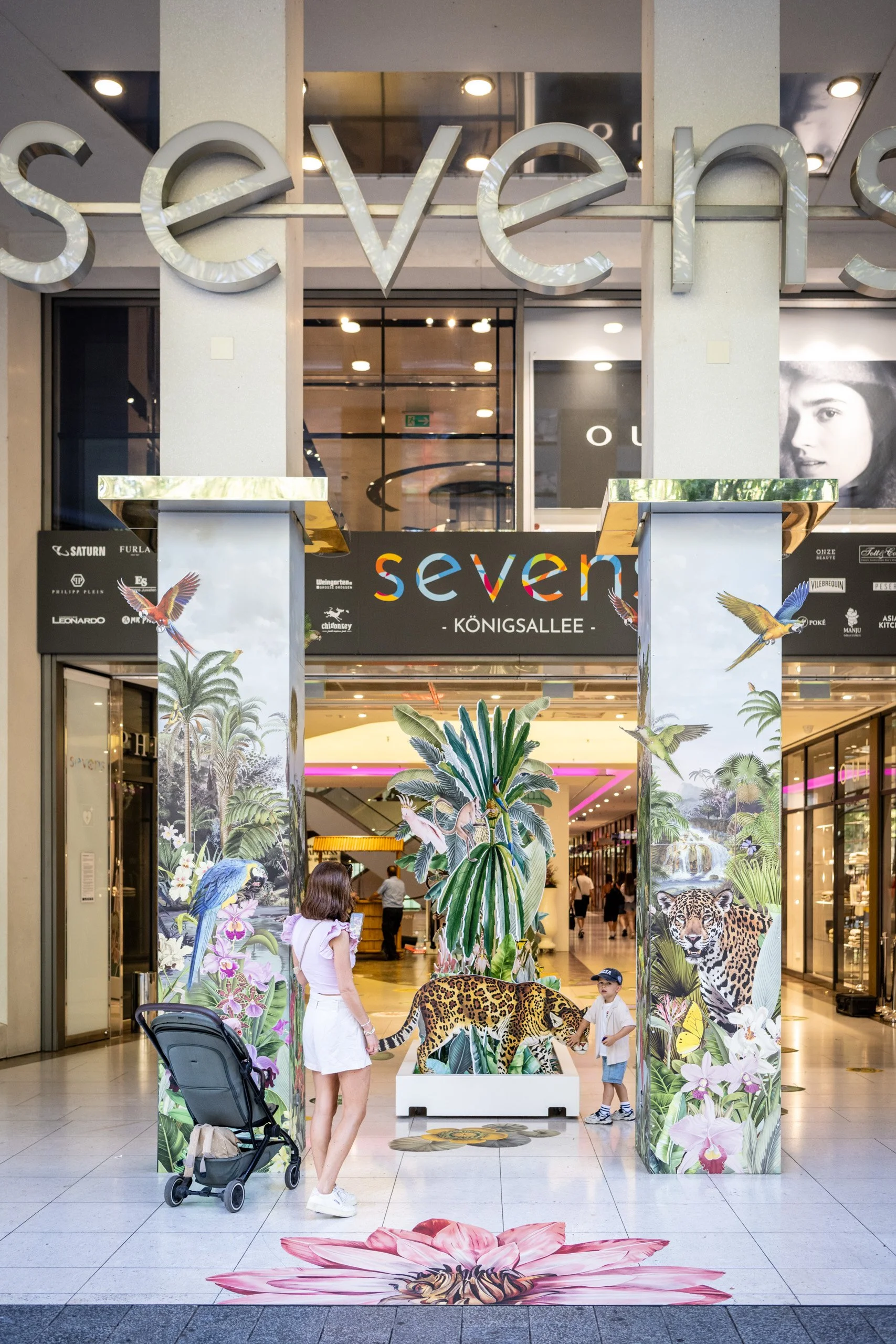immersive-jungle-panthers-monkeys-birds-art-installation-08.jpg