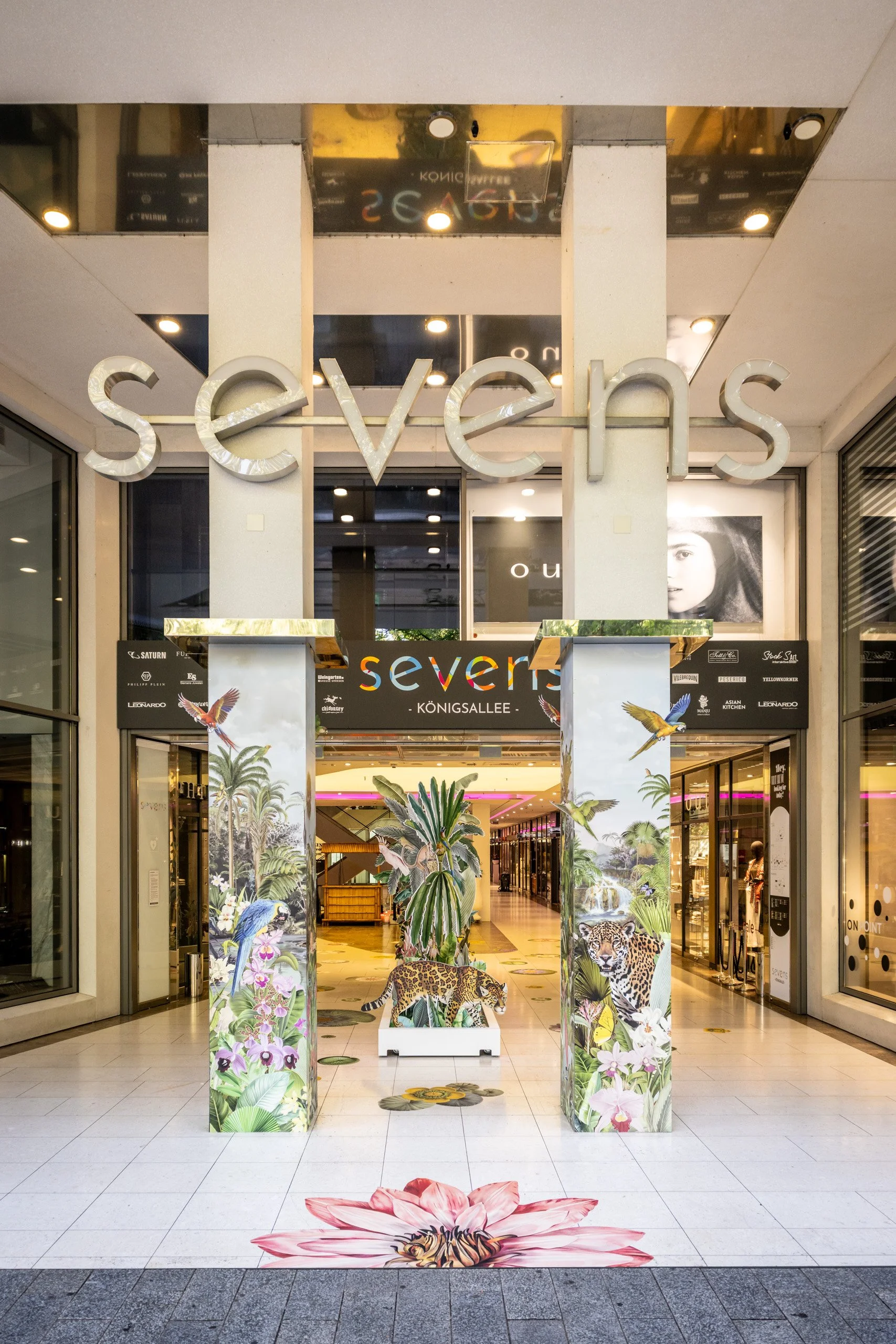 large-scale-botanical-installation-luxury-mall-sevens-dusseldorf-02.jpg