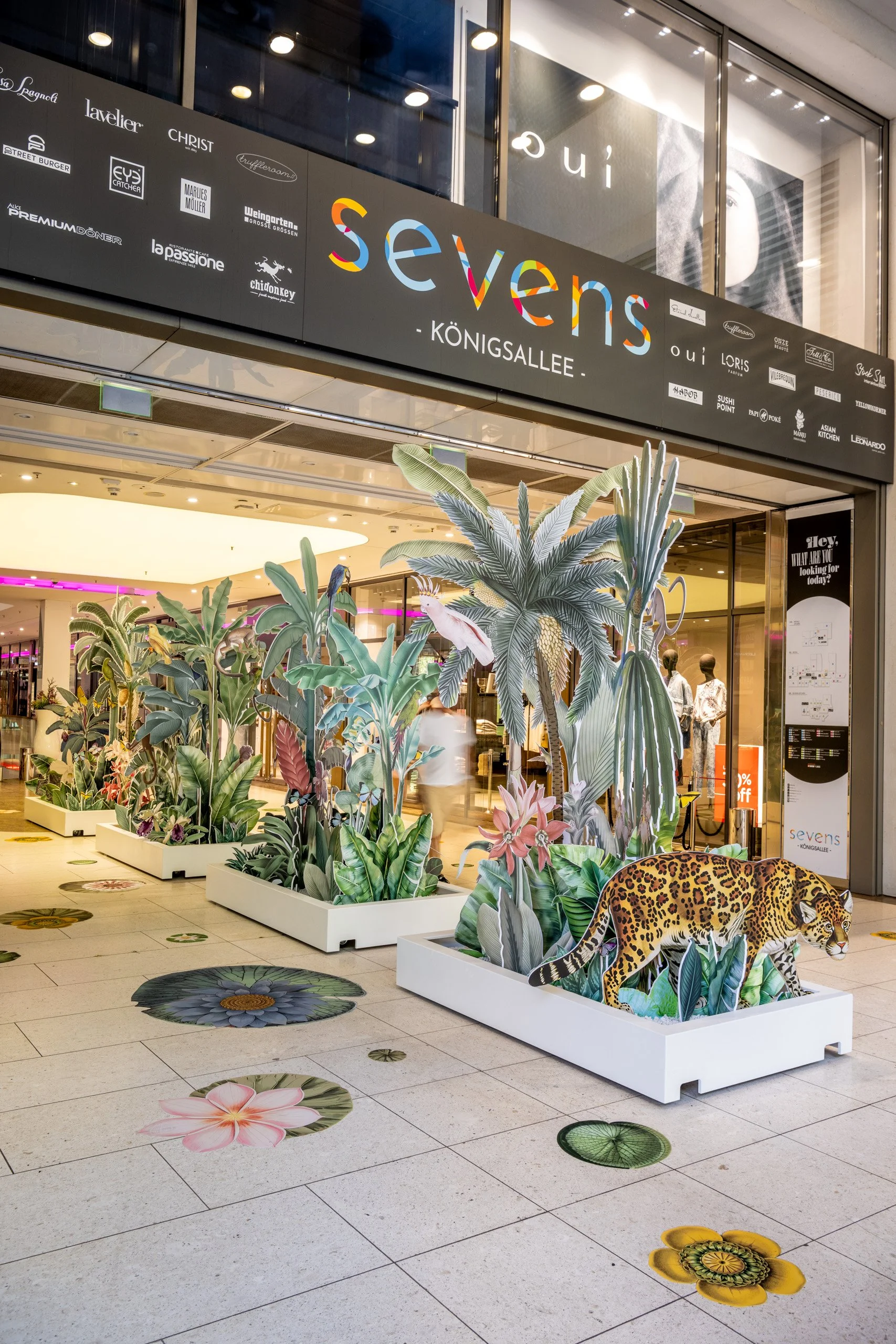 luxury-retail-art-installation-tropical-foliage-dusseldorf-05.jpg
