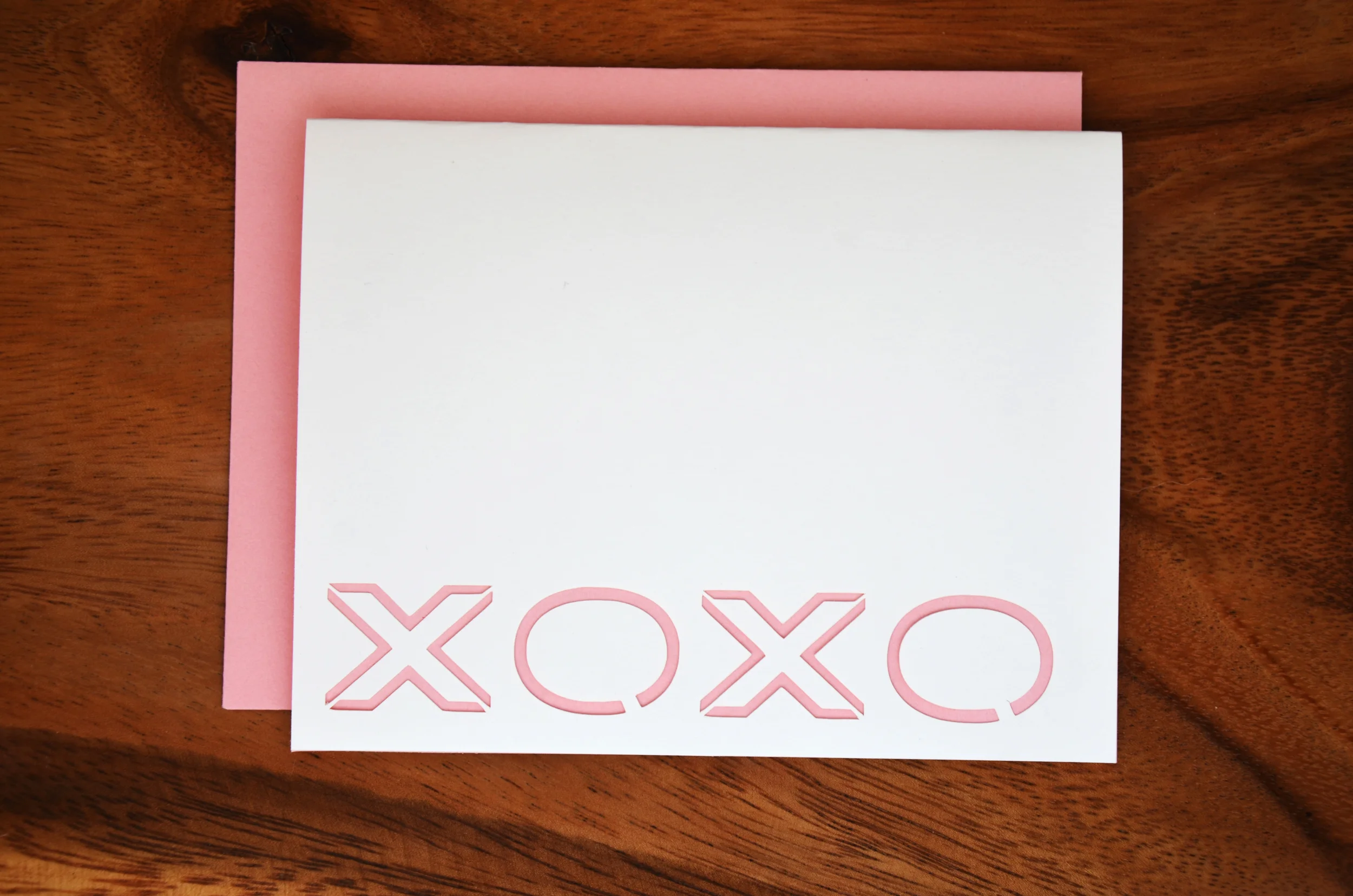 XOXOLtPink.jpg