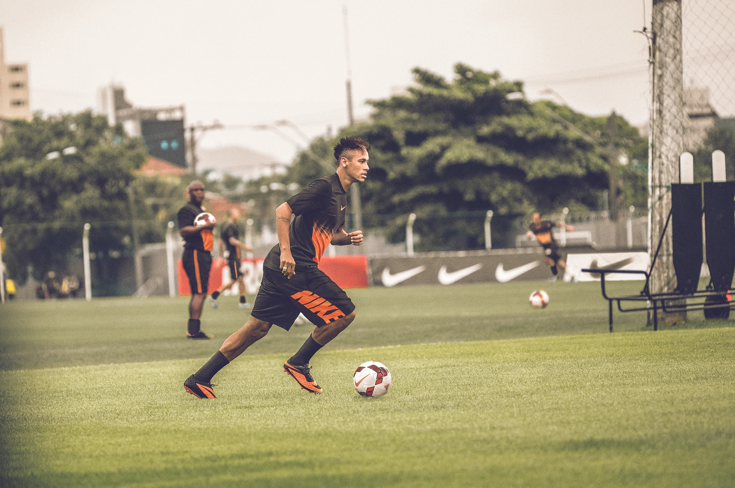 Fa13_FB_TR_Neymar_Action_1_CMYK.jpg