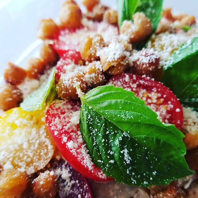 What's in your lunch tomorrow?
How about #caprese #hummus... with @ledgeview_gardens cherry tomatoes!

#localrootschef #vegetarian #glutenfree
#foxcities #wisconsin