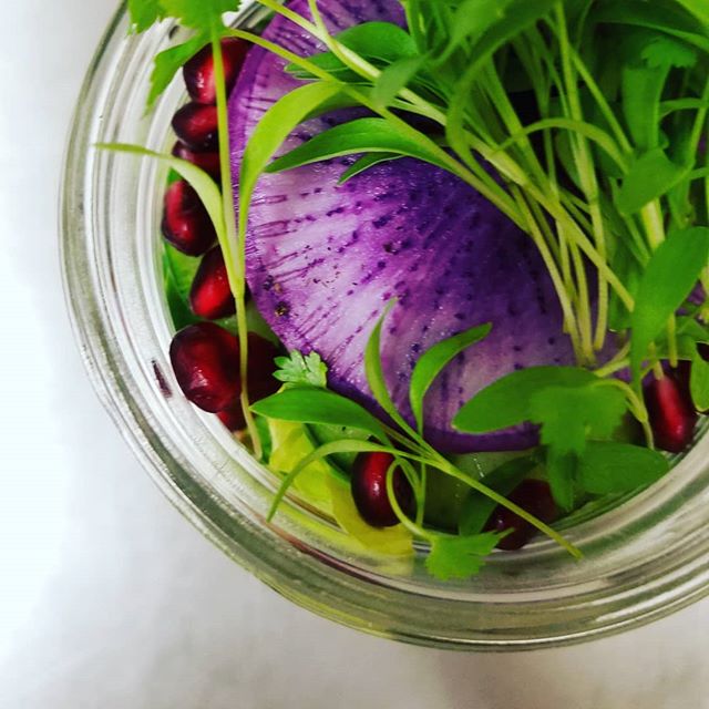 grab and go salad

local bib lettuce, #pomegranate #microcilantro #carrots #localrootschef #personalchef #kaukauna #appleton #wisconsin