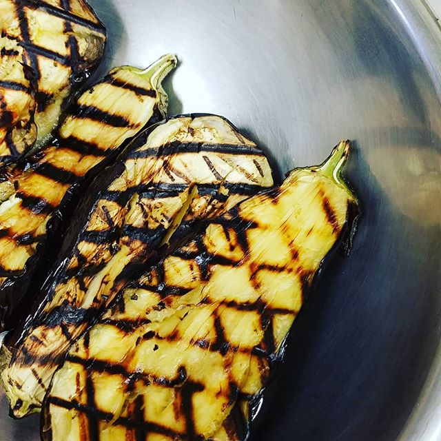 When your grilling this weekend, don't forget the vegetables!
Grilled eggplant for baba ganoush! Yum🙂

#organic #charred #grillingseason #localrootschef #kaukauna #wisconsin
#eatyourveggies #babaganoush #eggplant