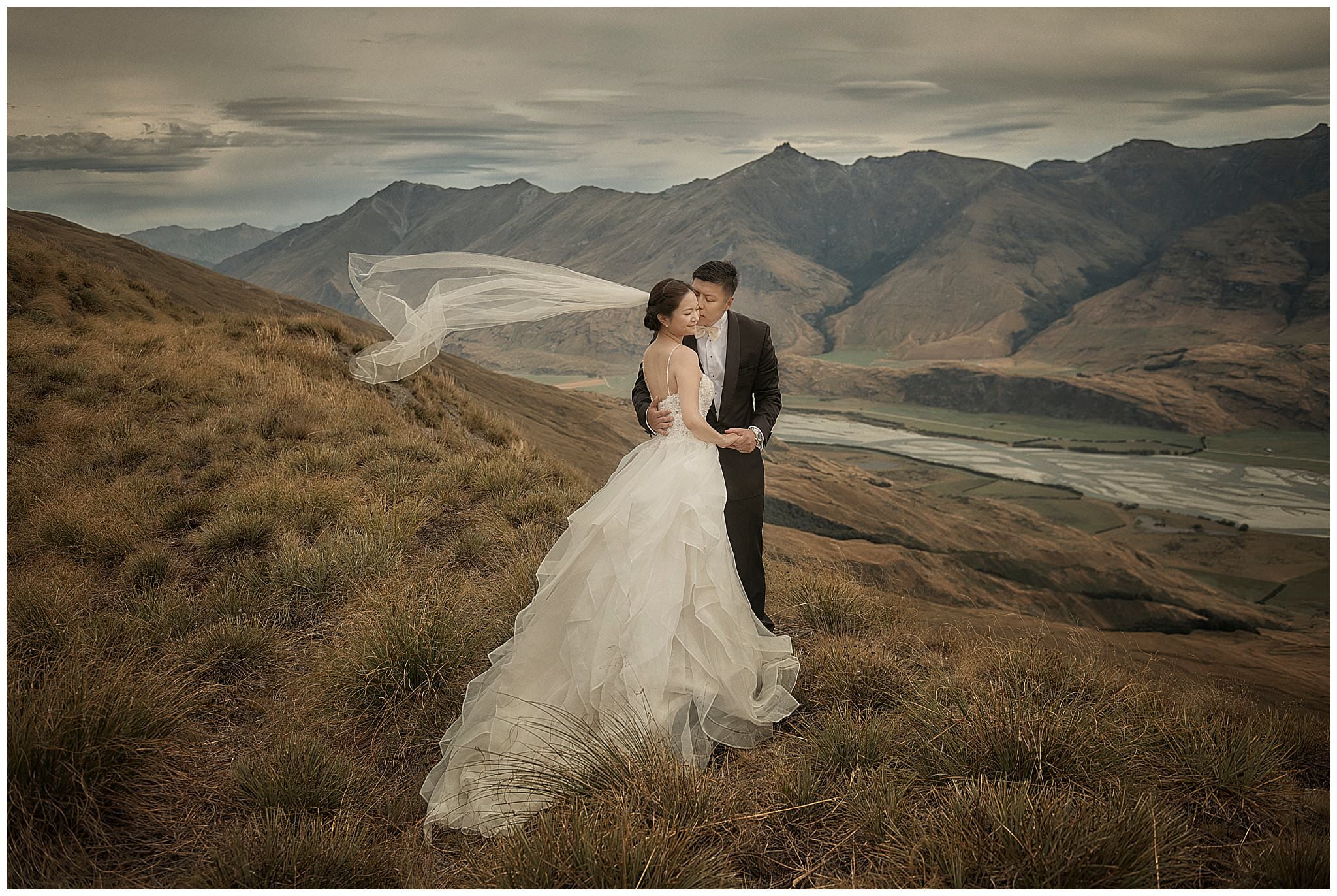  ヘリコプターでニュージーランド・南島の偉大な山頂までヘリコプターで上がり、結婚式を挙げるヘリウェディング。 
