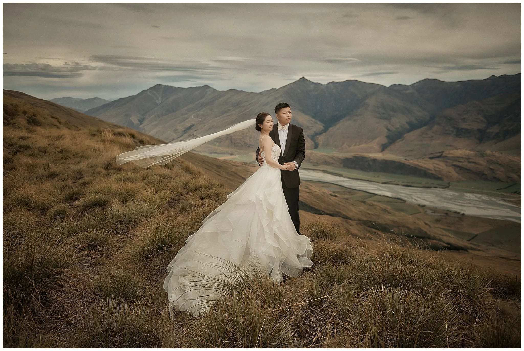  ヘリコプターでニュージーランド・南島の偉大な山頂までヘリコプターで上がり、結婚式を挙げるヘリウェディング。 