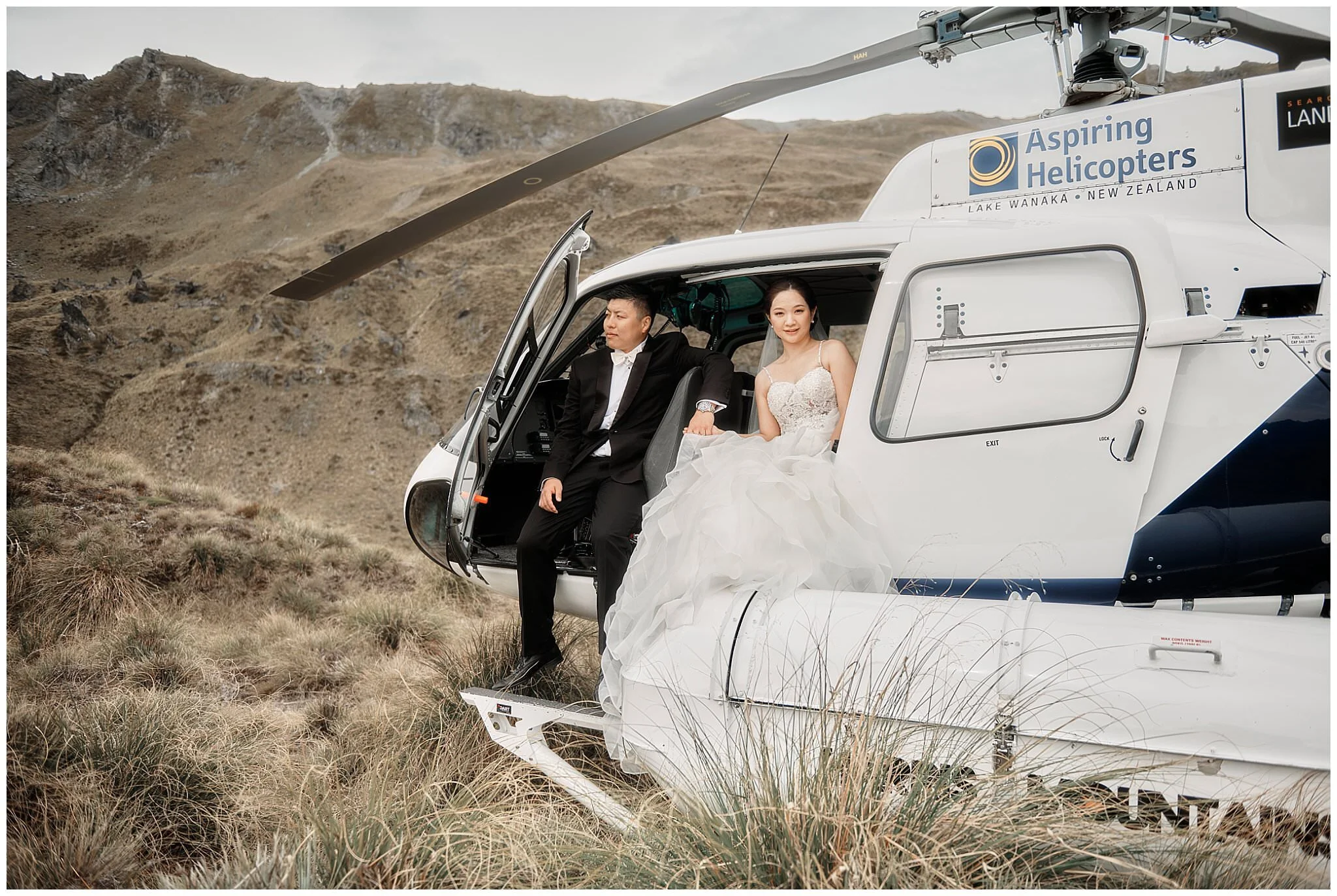  ヘリコプターでニュージーランド・南島の偉大な山頂までヘリコプターで上がり、結婚式を挙げるヘリウェディング。 