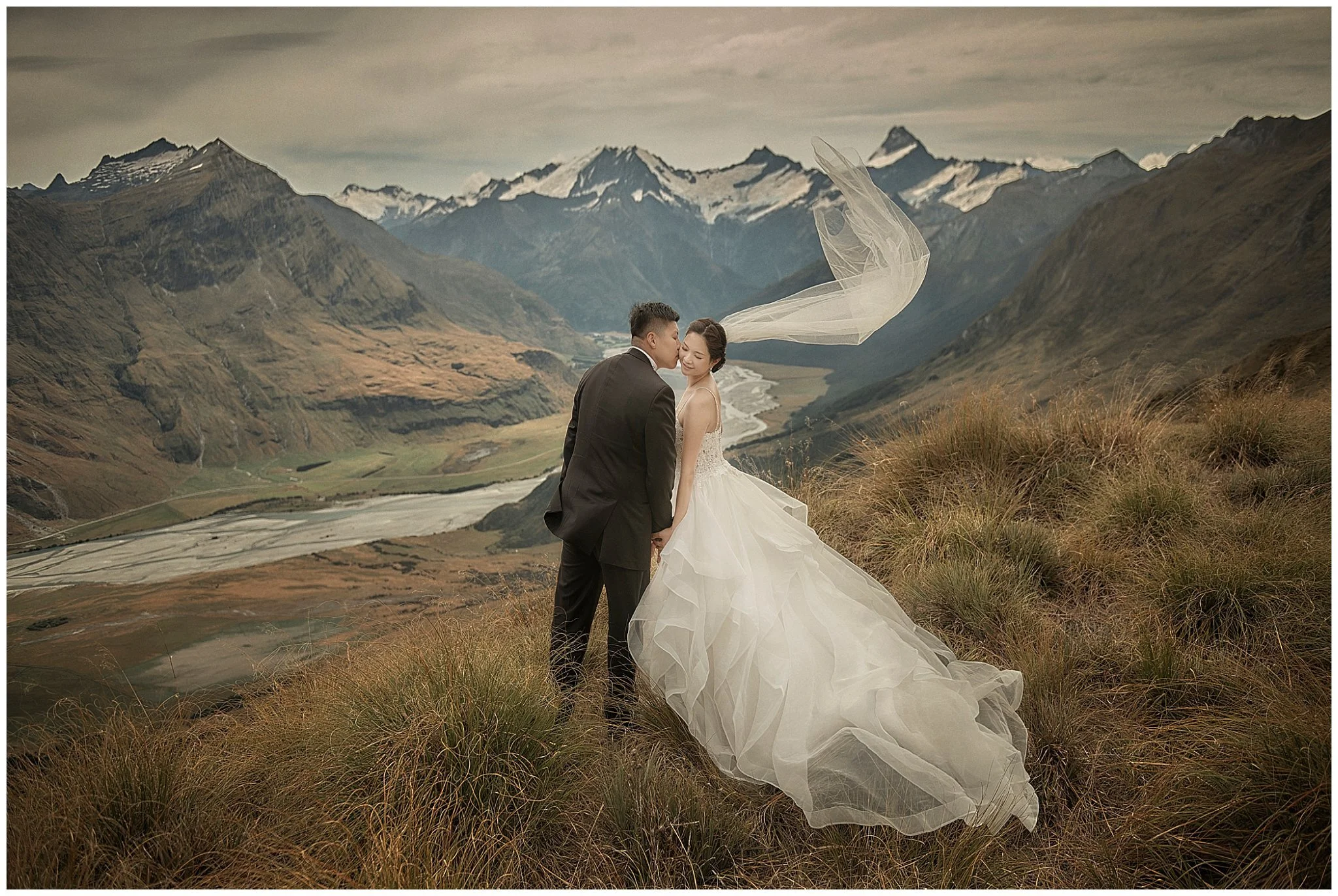  ヘリコプターでニュージーランド・南島の偉大な山頂までヘリコプターで上がり、結婚式を挙げるヘリウェディング。 