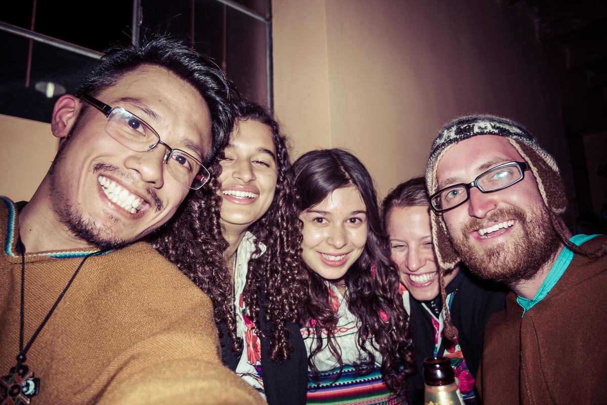That's me on the left, with one month's worth of facial hair. I know: pathetic. :(