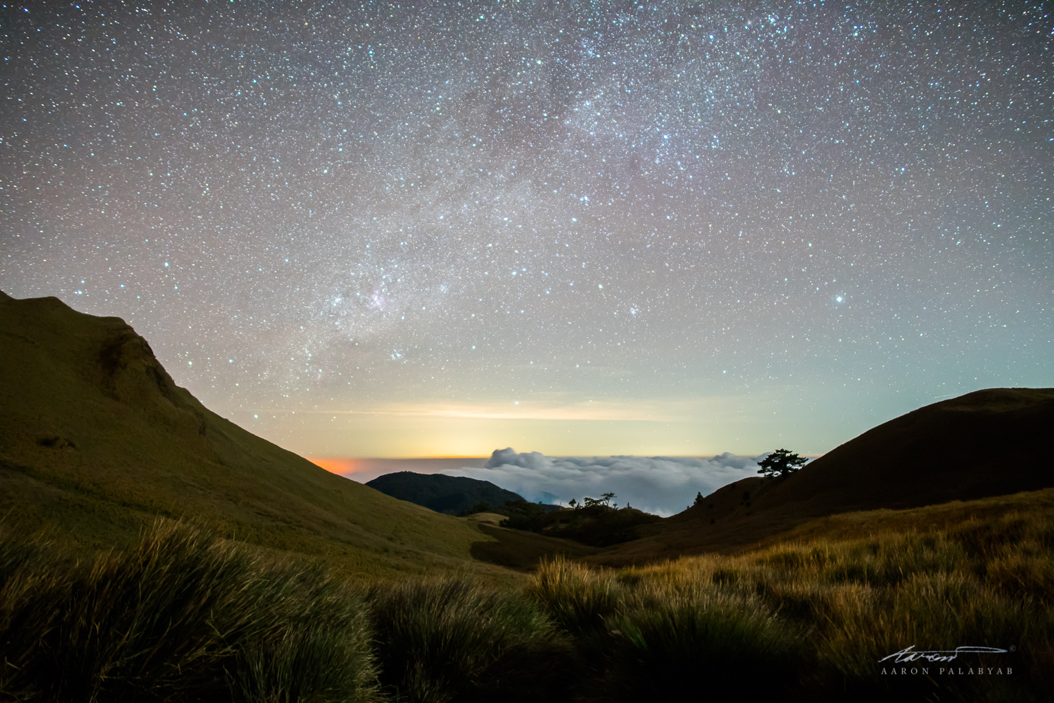 Looking back at the rising Milky Way, with a sea of clouds and light pollution from the lowlands on the horizon. 24mm f/1.4 | 15s | ISO 6400