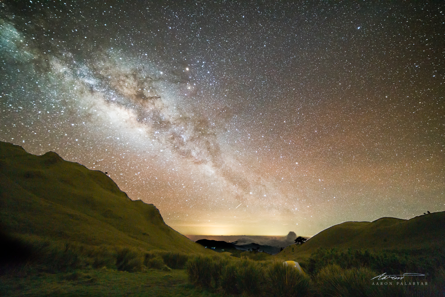 Sony A7RII + Samyang 14mm f/2.8, composite of a 2-minute and a 20s exposure, ISO 6400.