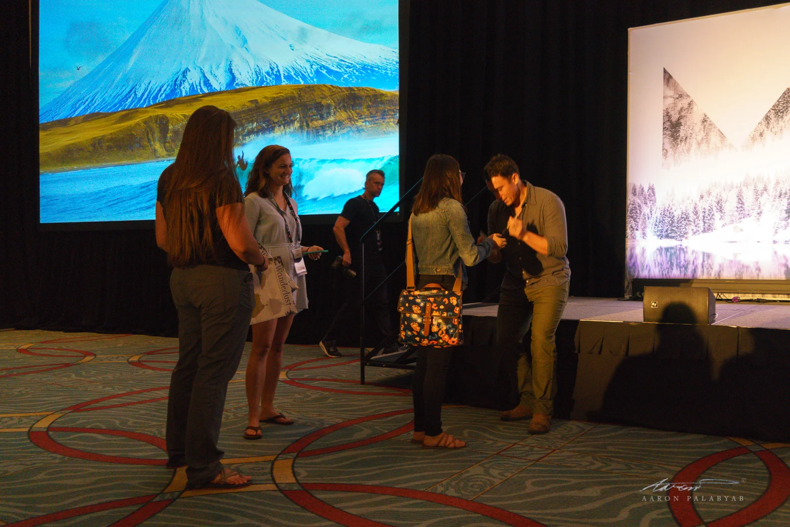 Speaking with fans before the start of the session