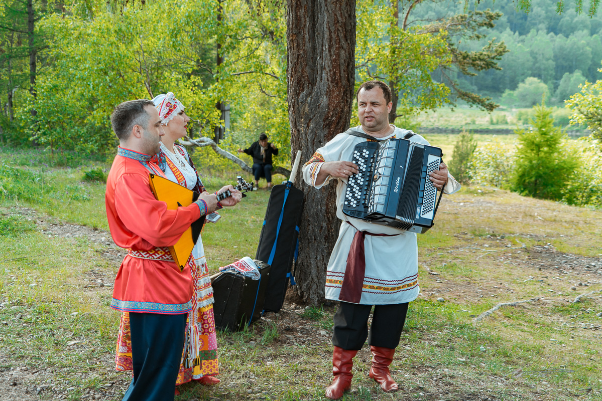 The musicians warming up