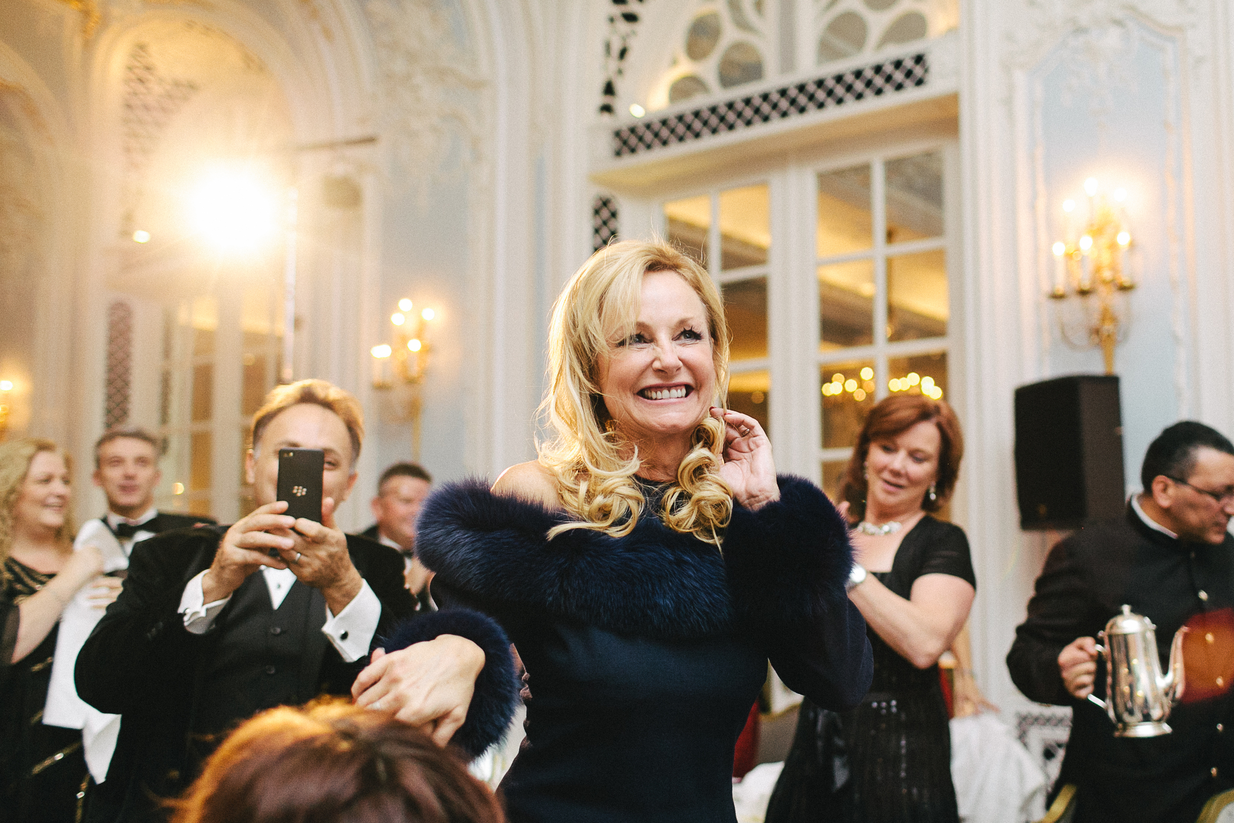 Kvinna tar emot pris på galakväll i elegant sal