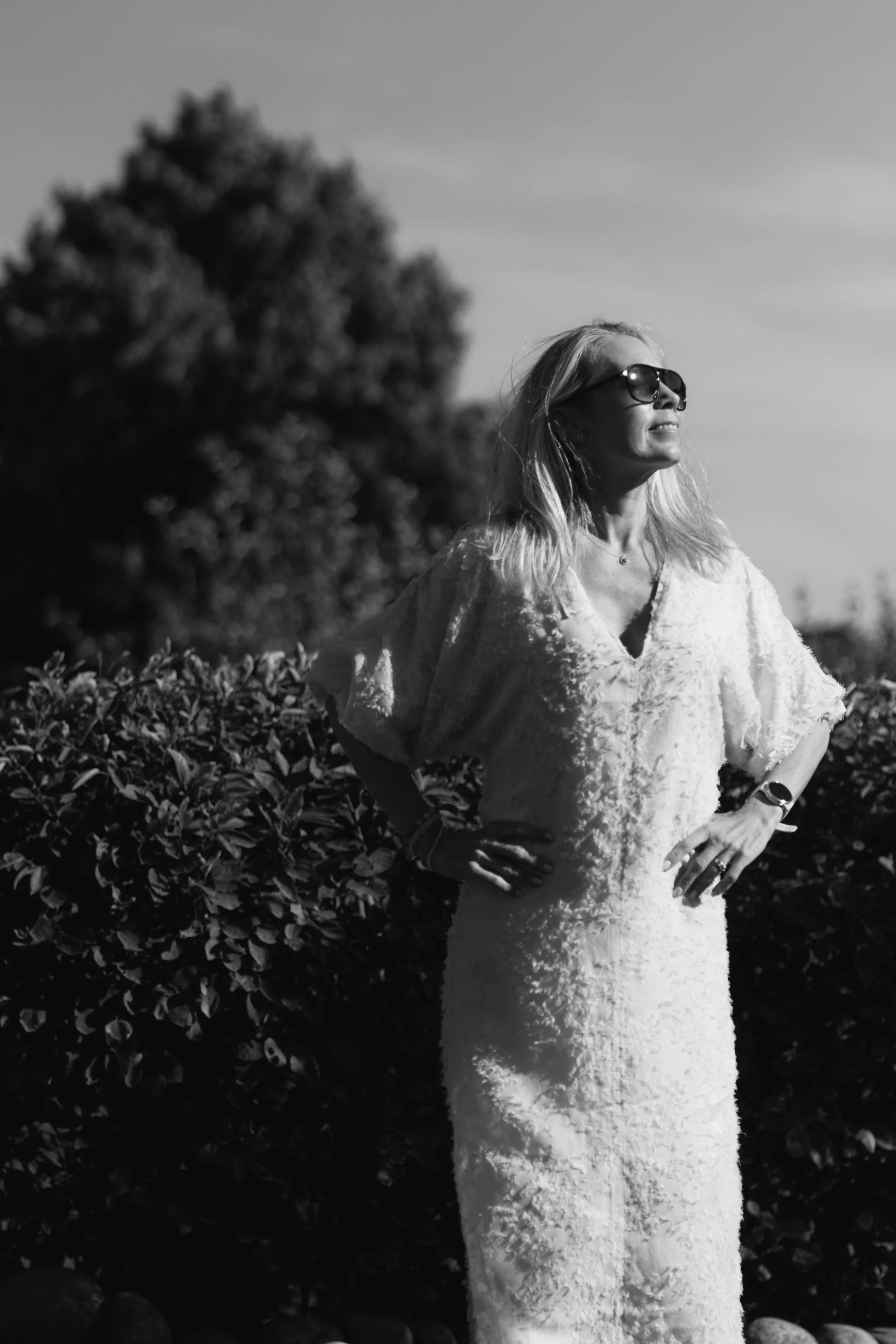 Svartvitt porträtt av Paula Cameron från Mental Flow utomhus