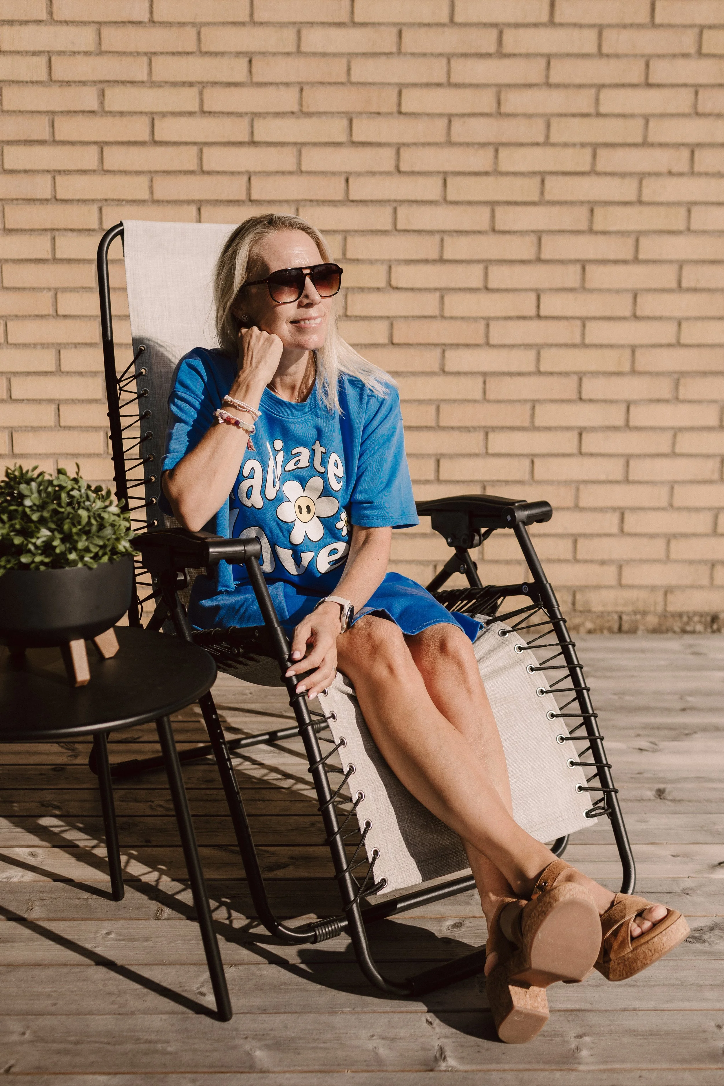 Paula Cameron från Mental Flow sittande utomhus i Ystad