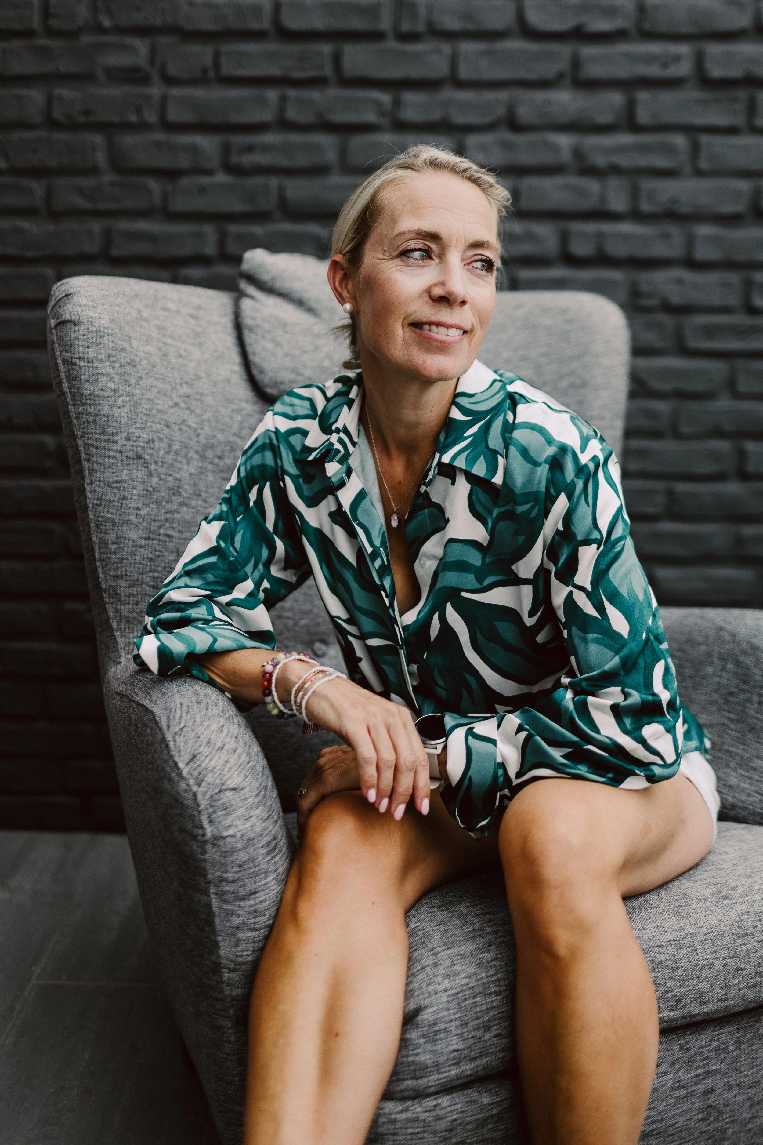 Porträtt av Paula Cameron sittande inomhus i grönmönstrad skjorta