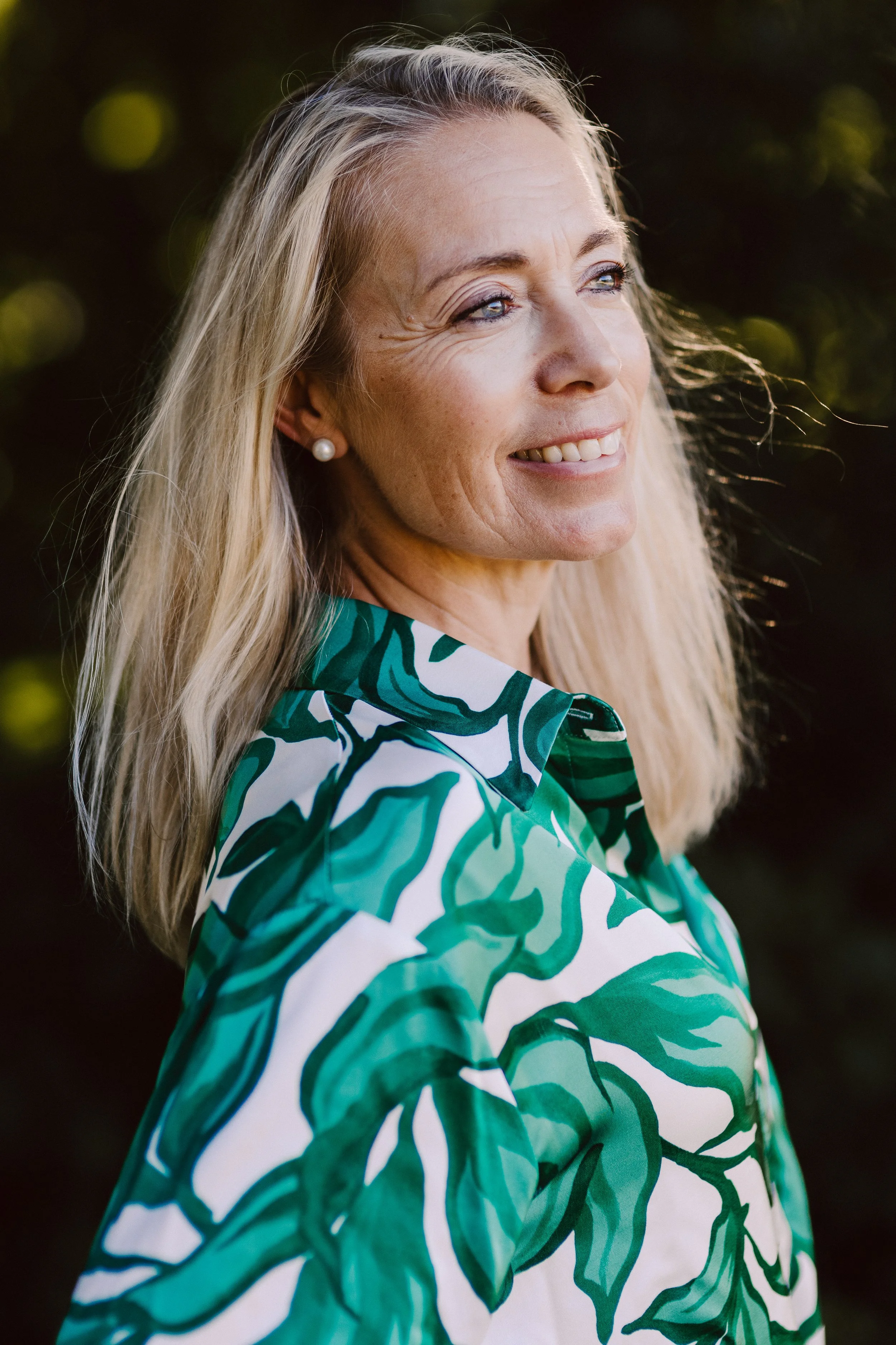 Närbildsporträtt av Paula Cameron från Mental Flow i kvällsljus
