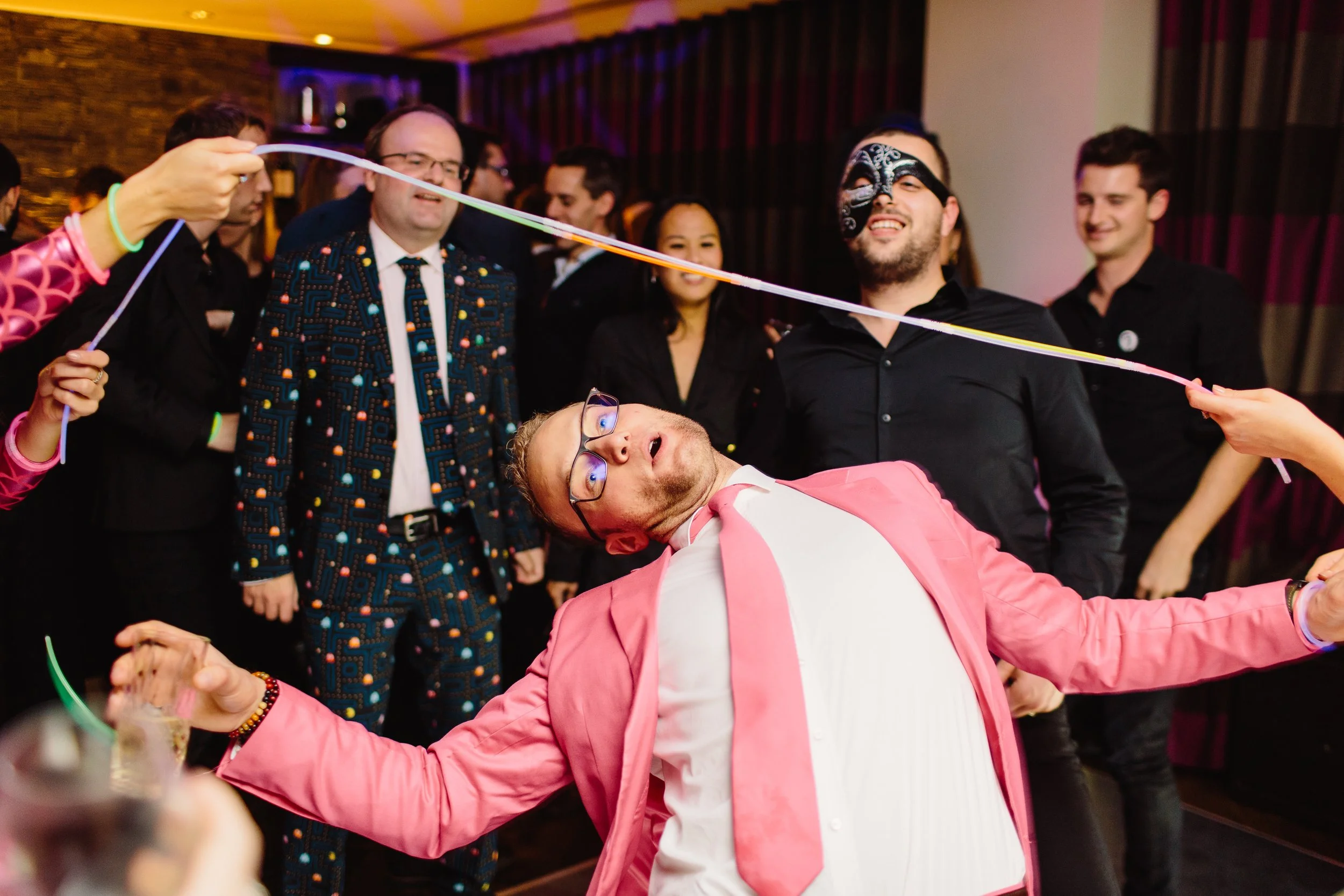 Gäster dansar och har roligt på kvällsevent