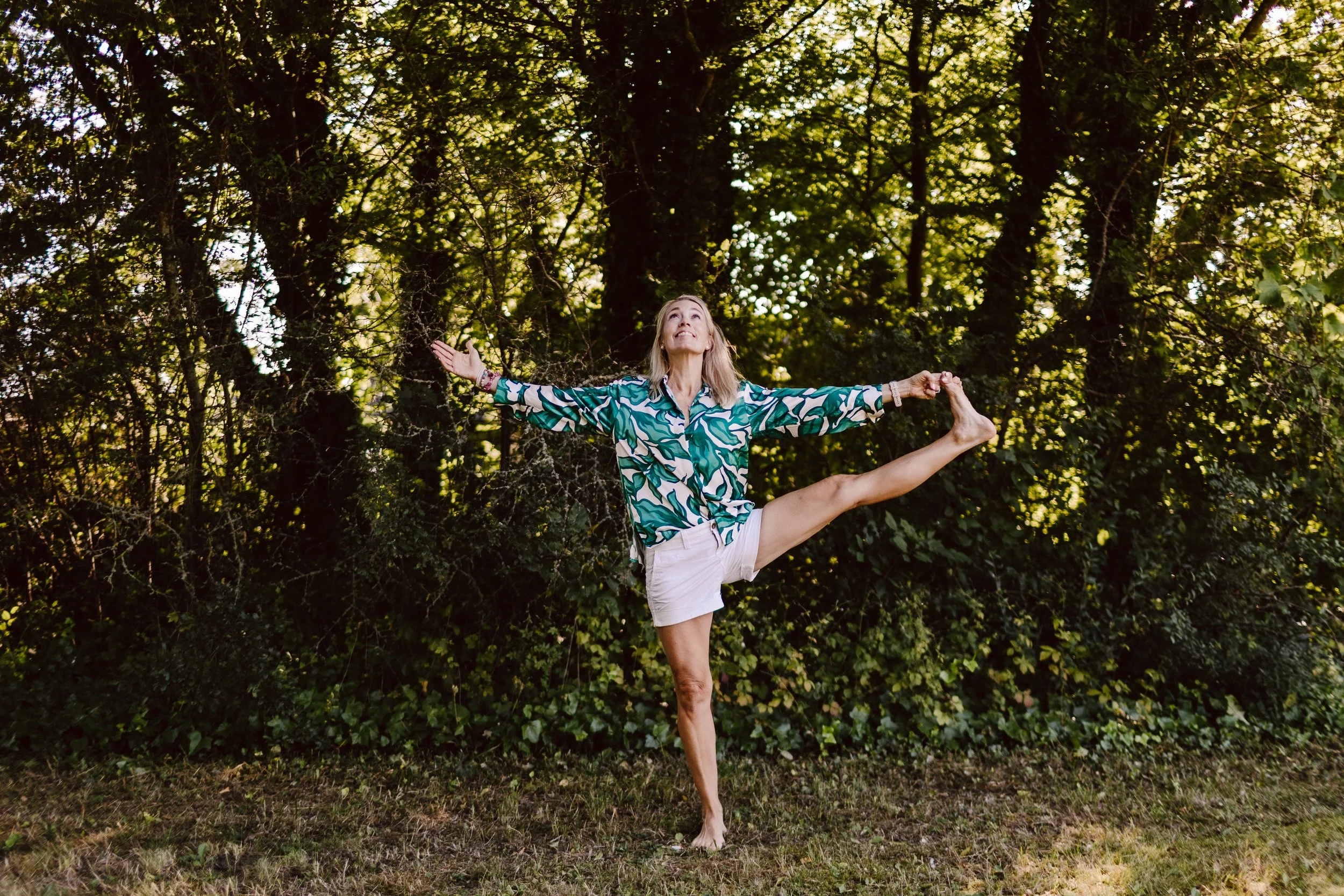 Paula Cameron från Mental Flow gör en yogaposition utomhus i Ystad