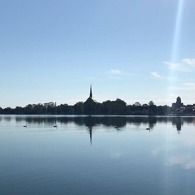 #morgon #vadstena #stilla #vättern #svanar #ateljekickiehamngatanvadstena #vadstenaklosterkyrka