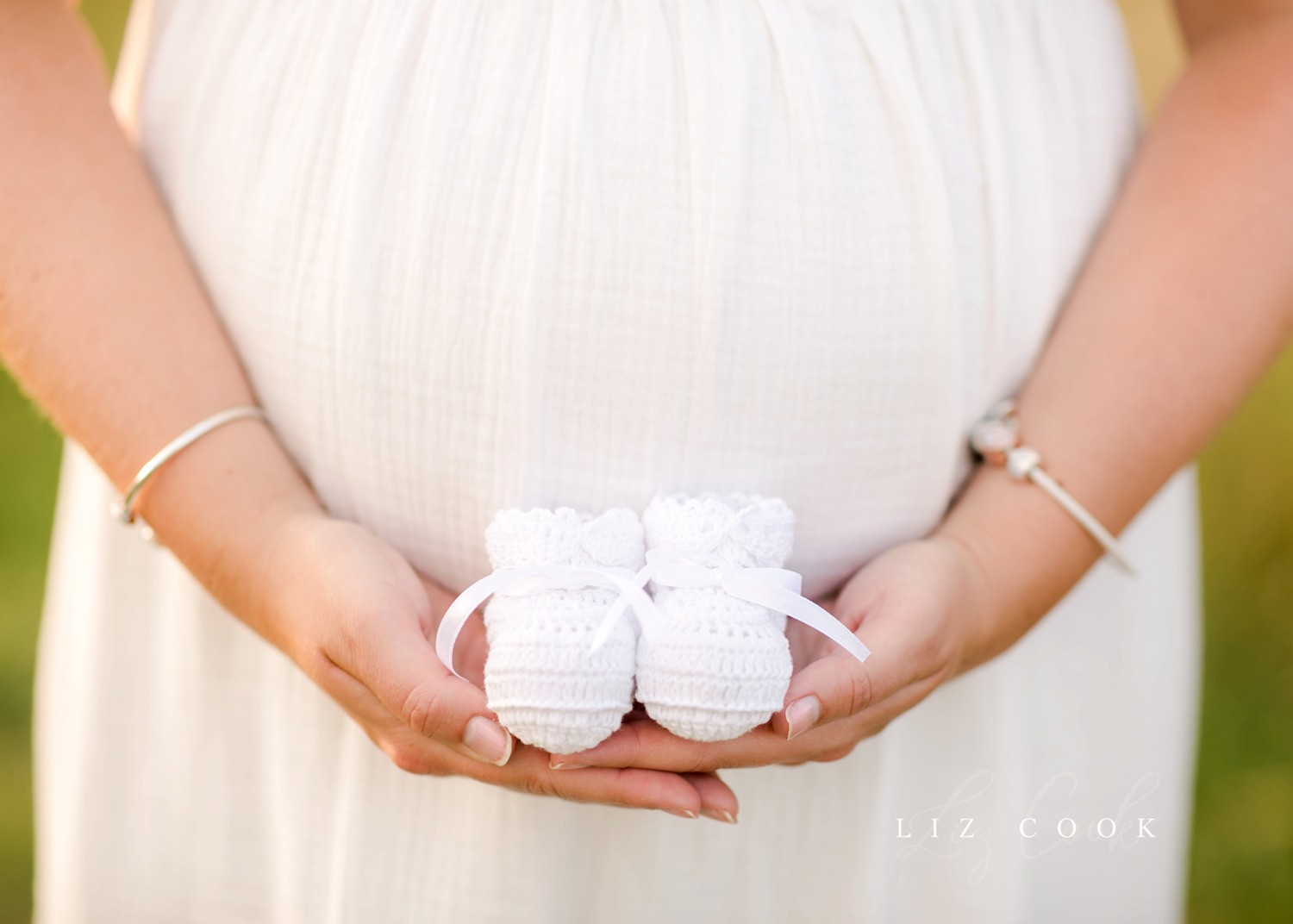 Lynchburg-Virginia-Maternity-Pictures-in-a-Field-Forest-Virginia-Photos-002.JPG