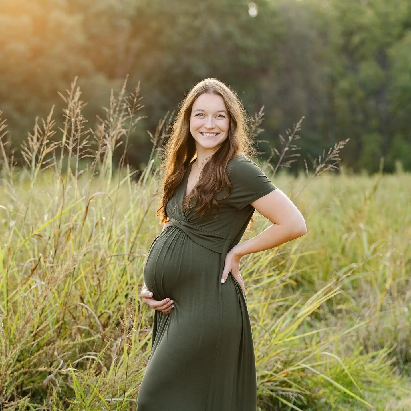The beautiful @alivia_hedrick graciously modeled for me recently and I am so happy with how her final pictures came out! They turned out perfectly timeless and tender reminding me of why I&rsquo;ve loved photographing motherhood all these years. 🥰

