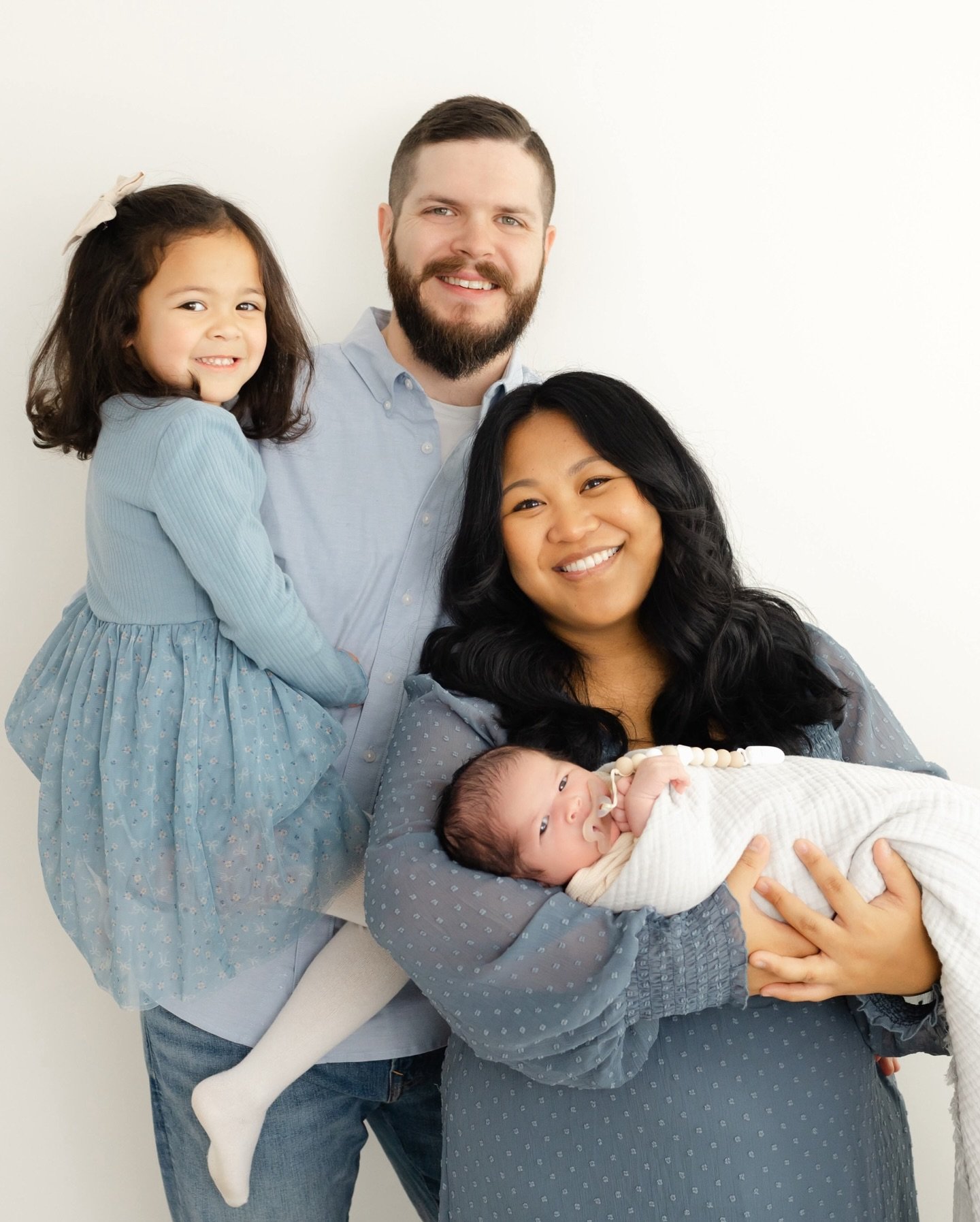 Swipe to the end to see what this sweet mama said when she saw her sneak peek 🥹

There is just something so special about capturing a family in this season. When everything feels brand new and time somehow moves both painfully slow and way too fast 