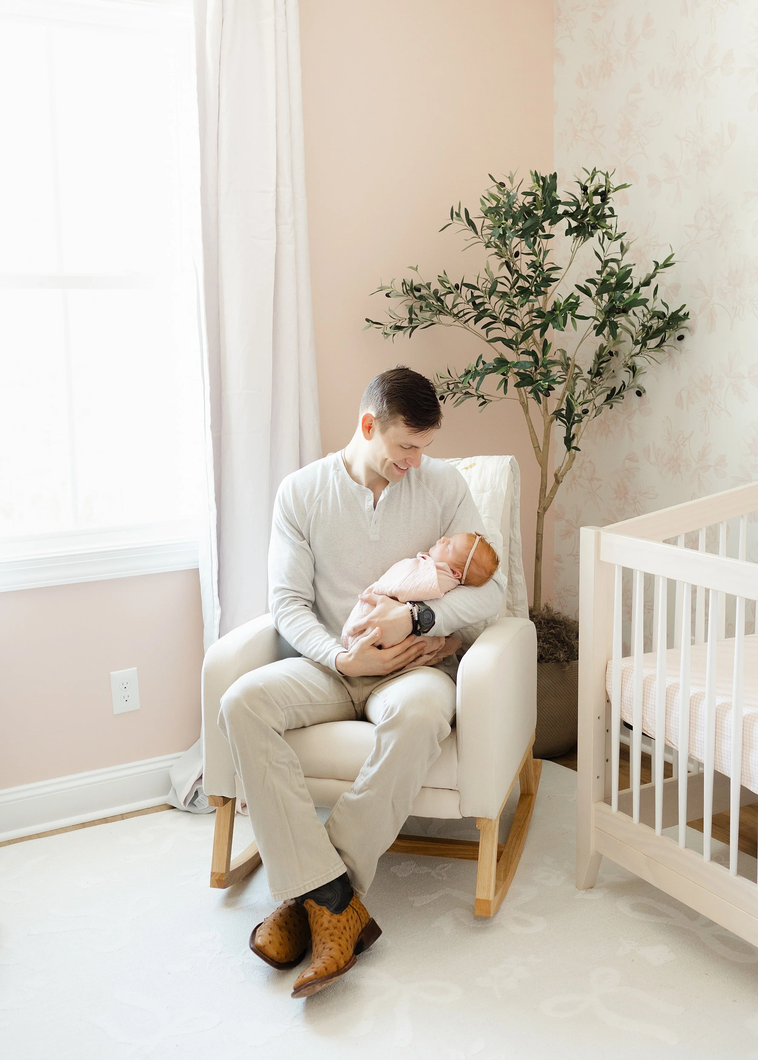 Amherst-Virginia-Lifestyle-Newborn-Photography-Pictures-Liz-Cook-Photography-In-Home_0016.jpg