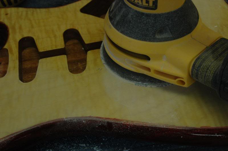 And more sanding. I now give it a good sanding with 320. This is to ensure adhesion between the lacquer and the sealer.