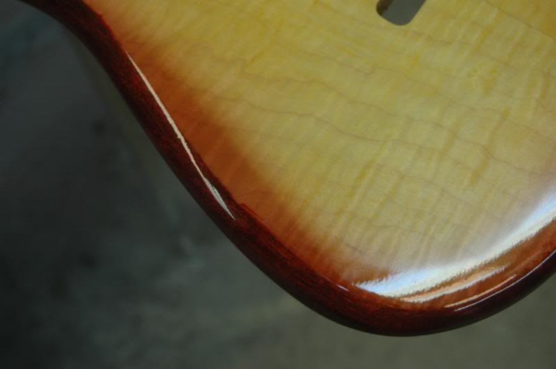 And it’s time to begin. First I give the whole body a coat of clear lacquer, then begin with the edge by shooting a dark coat. Being careful to direct the overspray away from the center of the body.