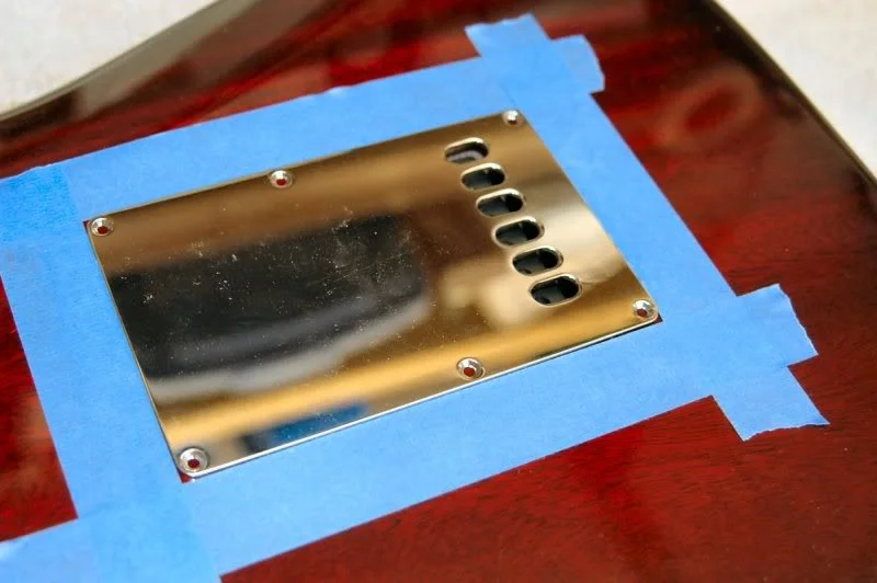 Now I replace the trem cover and outline the thing with the tape.