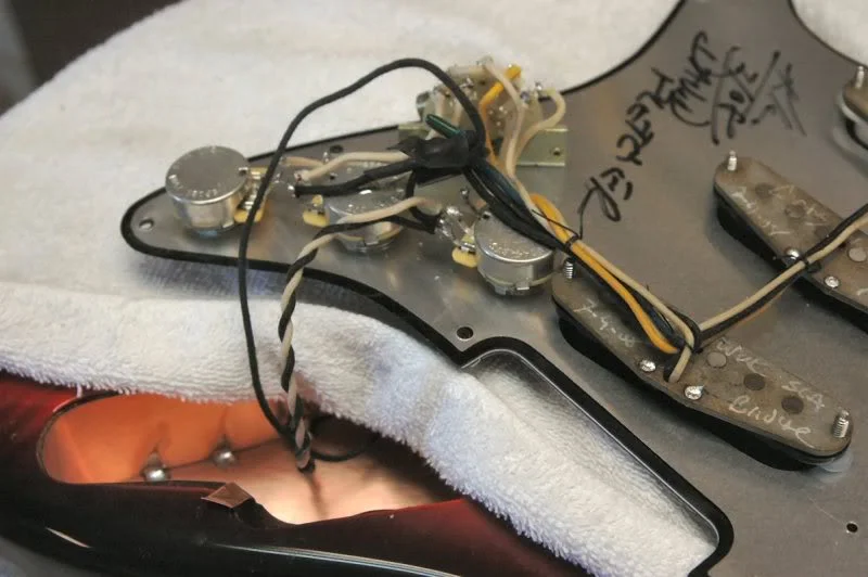 When using a 22 fret neck on the Strat, the pickguard has to be in place prior to mounting the neck, fire up the old Weller. I run the ground wire through to the tremolo spring claw, and attach the jack leads. The spiral winding produces about the same effect as using a shielded wire, but the nice thing is it maintains the vintage appearance.