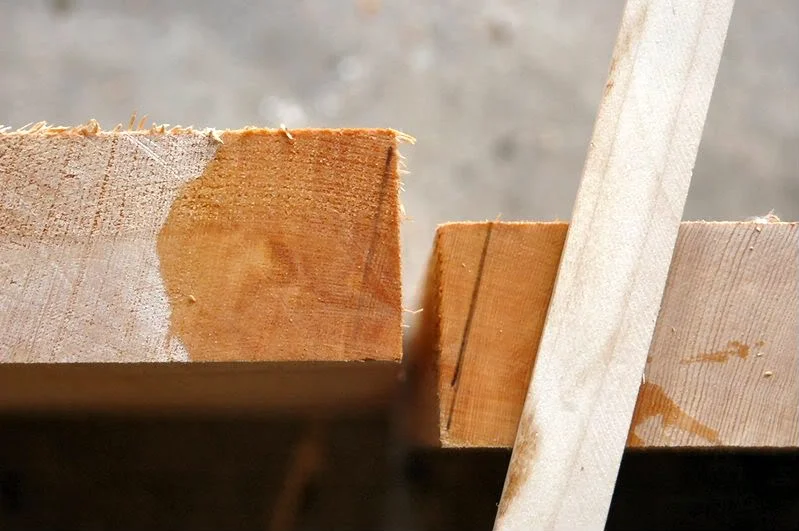 And check the growth rings. Note that I have marked the angle of the rings where the two pieces will be joined. I want to joint the lumber at the same angle. This dramatically reduces the appearance of the joint as seen in the end grain.