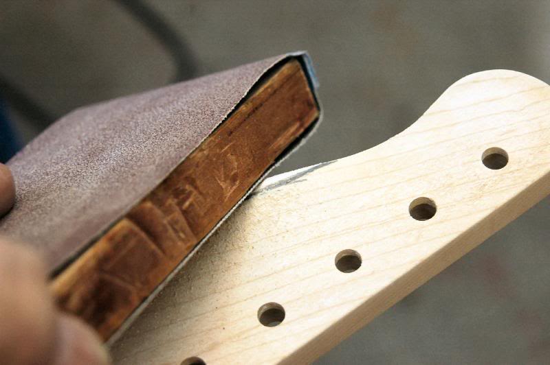  There are a few little things to do to fine tune the shape, mainly the flow from the back of the neck’s profile into the headstock. I just take a small sanding block and 150 paper and allow the block to follow the natural curve of the neck, removing