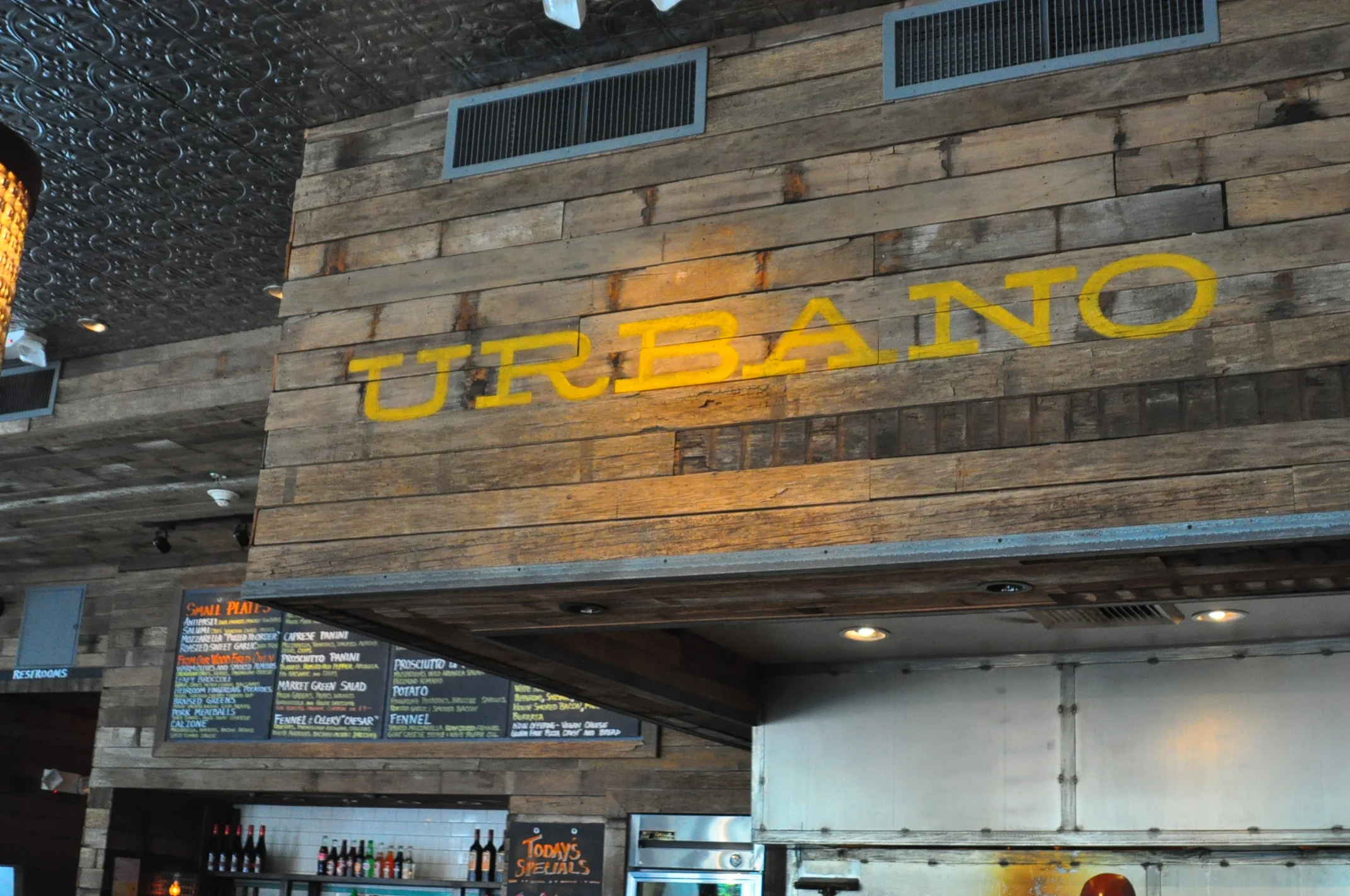 Urbano Pizza Bar 2012 (1).JPG