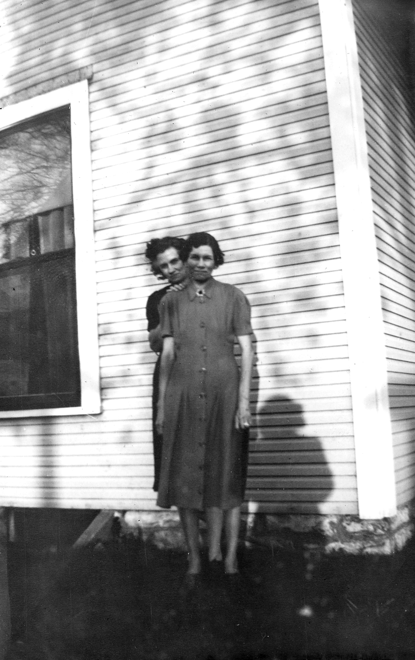 Flossie and Bess After Pearl moved out, Flossie’s older sister Bess moved into Betty Jo’s room. Bess had just gotten out of a sanitarium in Indianapolis where she had had electric shock treatments. They had also removed her teeth because that was thought to improve kidney disease from which she suffered. Bess liked to make rag rugs and had a daughter named Vendetta.
