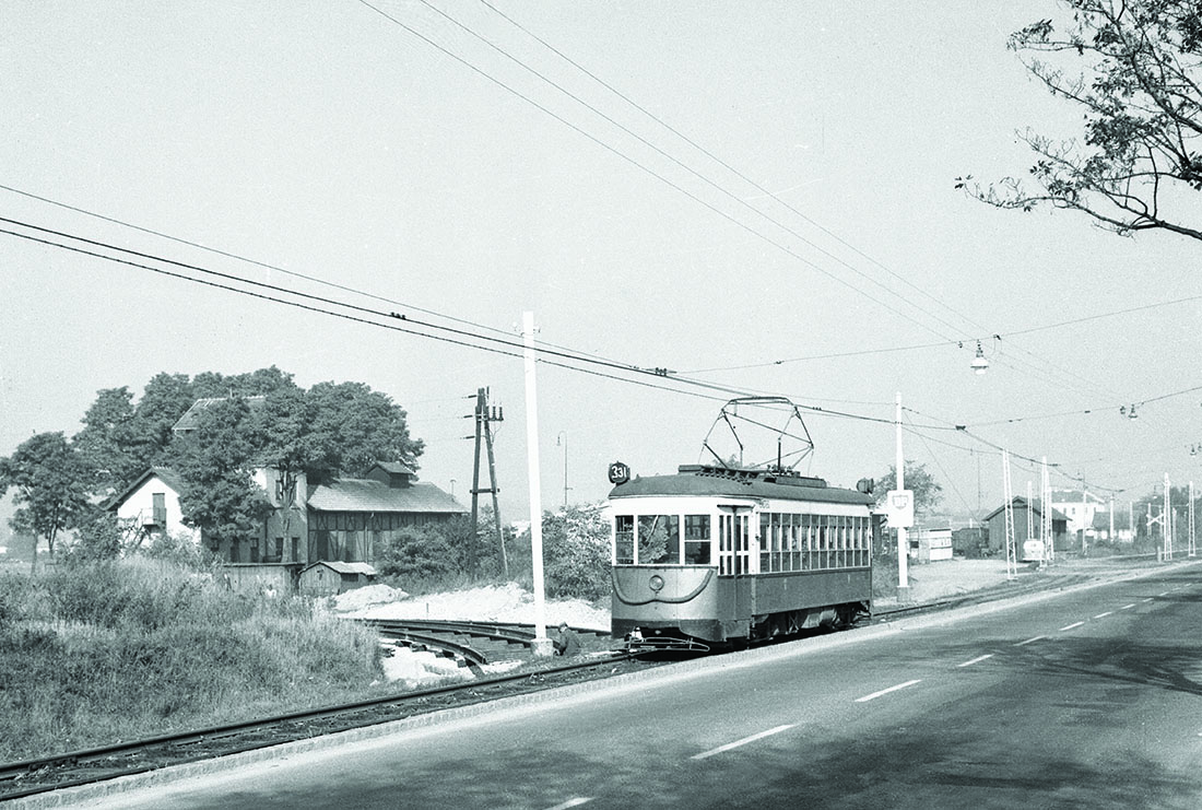 line 331 with z-type train (amerikaner) in stammersdorf, november 1963 (Wiener Linien)