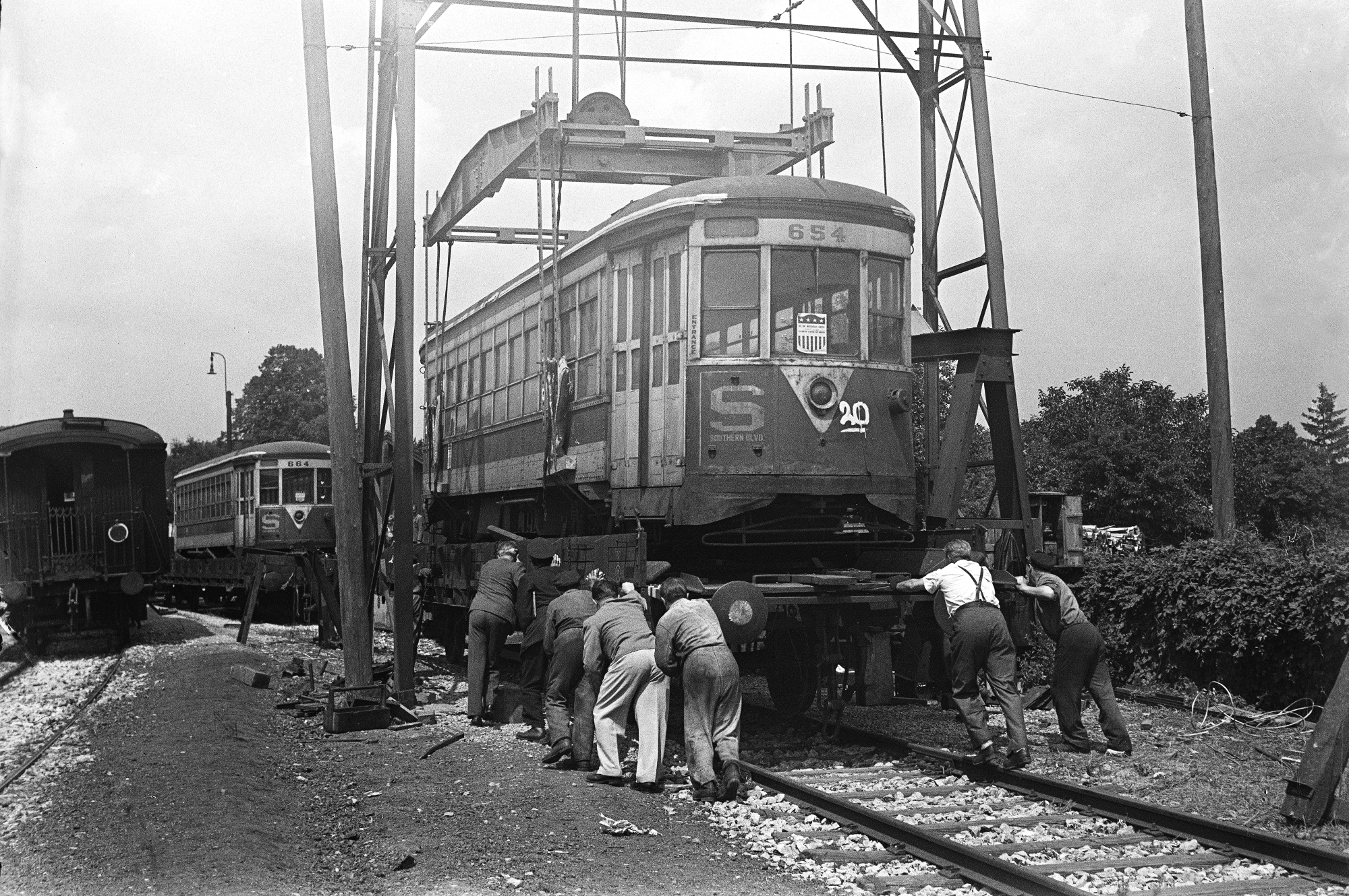 the streetcars from the united states are being unloaded in rodaun on june 13, 1949 (Wiener Linien)