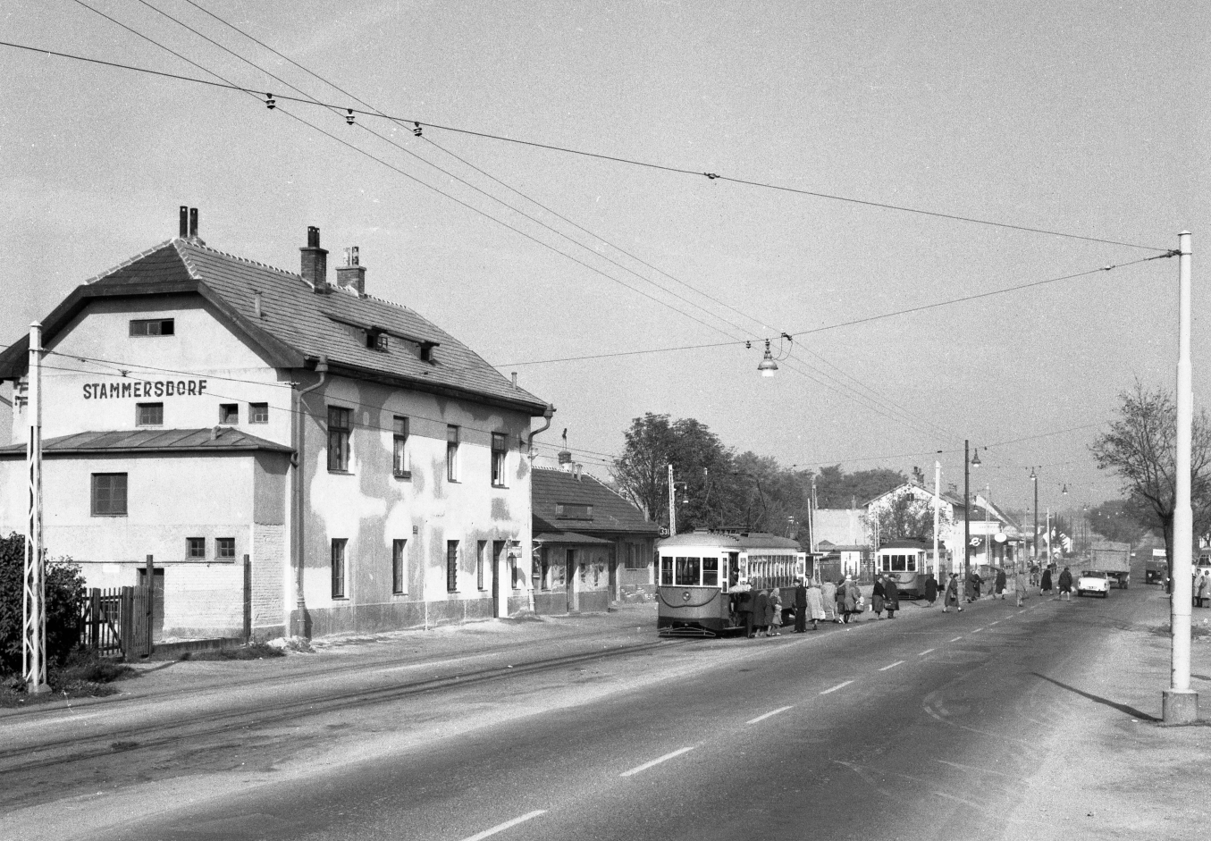An "Amerikaner" on line 331 at the final stop in stammersdorf on october 1, 1963 (Wiener Linien)