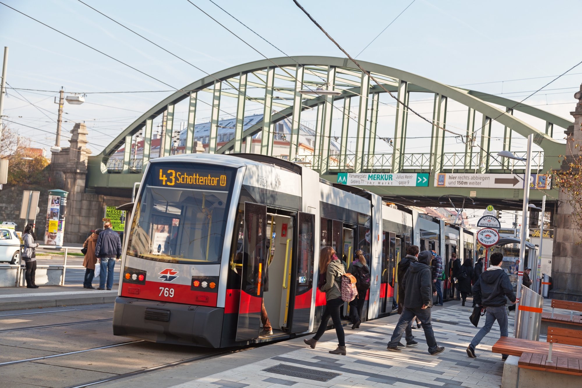 Modern-Day Ultra Low Floor (ULF) car at hernals Station (Wiener Linien)