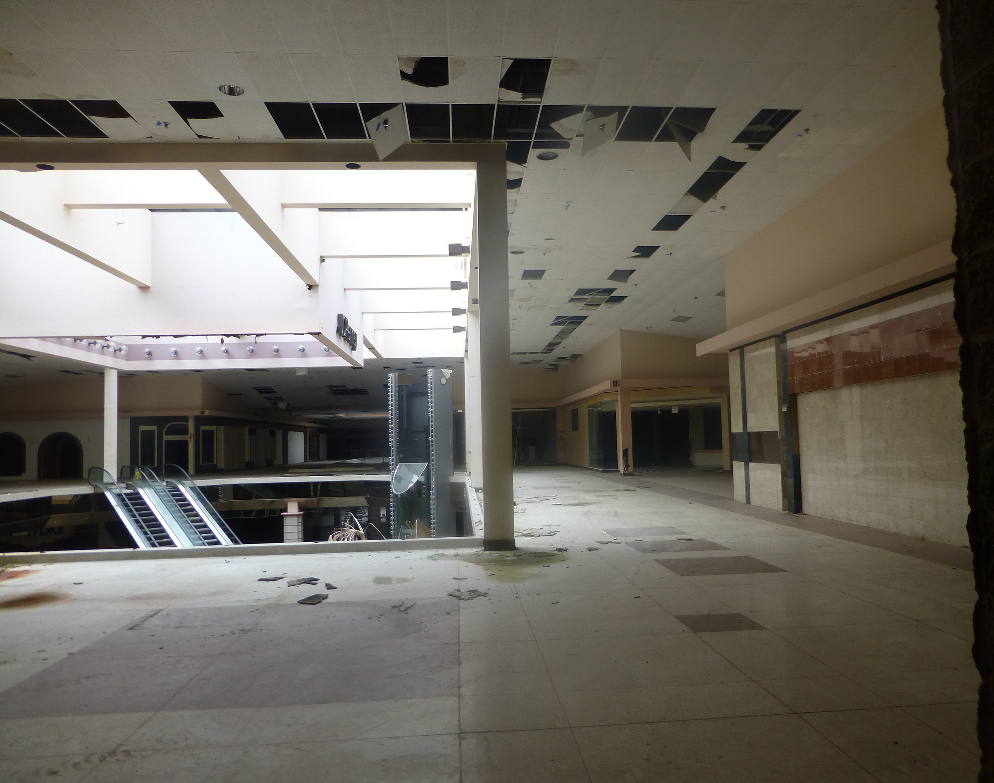 Rolling Acres abandoned mall interior, Akron, Ohio. Flickr/ Nicholas Eckhart , used under CC BY .