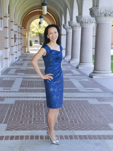 Y. Ping Sun, wife of Rice University president David Leebron, featured in a stylish short sleeve blue drees.