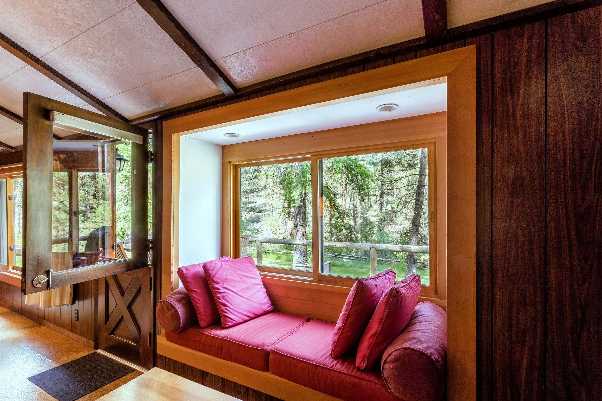 Gorge Window Seat Nord1382.jpg